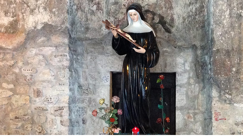 Cascia: She was a wife, mother, widow and member of a religious community. Her holiness was reflected in each phase of her life. With her simplicity, she has won millions of devotees around the world, all those who seek a way to cope with everyday life in the respect of the Christian virtues.
