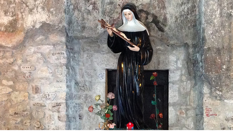 Cascia: Santa Rita de Casia fue esposa, madre, viuda y miembro de una comunidad religiosa. Su santidad se ve reflejada en cada fase de su vida. Con su sencillez ha ganado millones de devotos en todo el mundo, quienes buscan una manera de enfrentarse con la vida cotidiana respetando las virtudes cristianas.