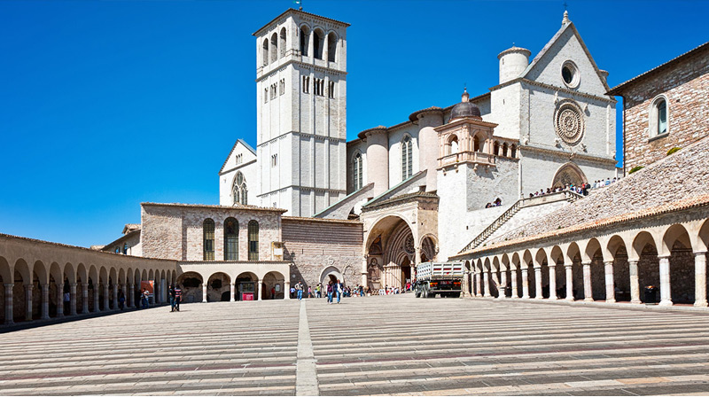 Asís: la Basílica de San Francisco de Asís, Patrimonio de la Humanidad. Asís ha sido el centro de difusión a nivel mundial del culto y del movimiento franciscano, con un mensaje de paz y tolerancia, especialmente hacia otras religiones.