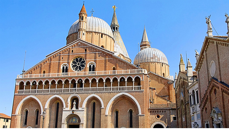 Padua: la Basílica dedicada al Santo patrono de la ciudad, ha sido declarada por la Santa Sede como un Santuario Internacional y es también una de las iglesias más famosas y populares de la cristiandad. 