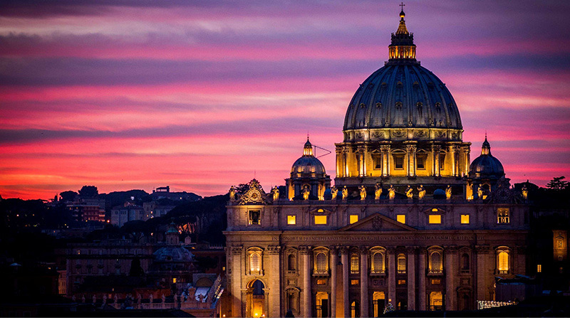 Rome: the Basilica of St. Peter, dedicated to the first Pope, Is the most renowned work of Renaissance architecture and one of the largest churches in the world and receives in a unique place both thousands of faithful both art lovers. Is regarded as one of the holiest Catholic shrines in the world.